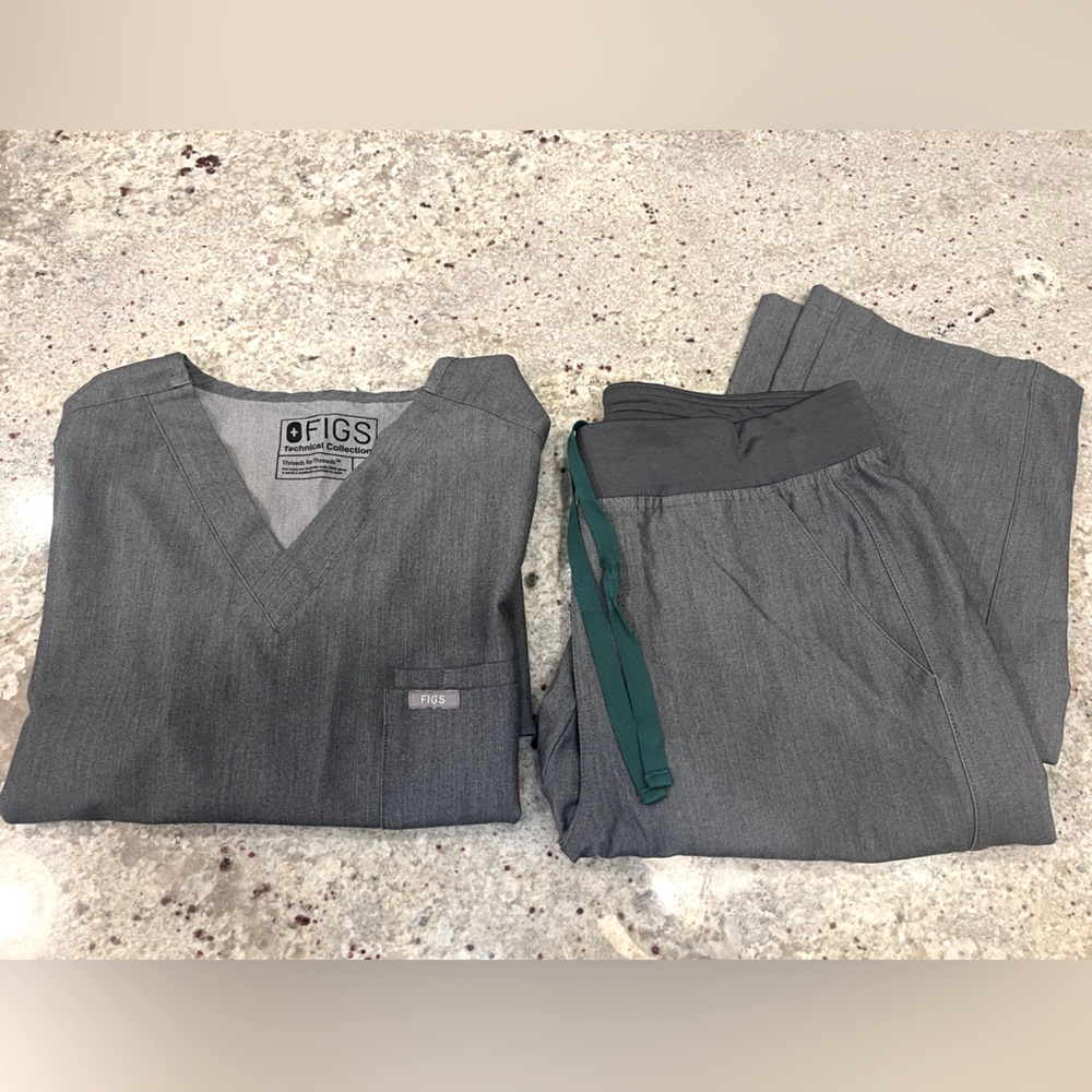 Figs Scrubs: Mens Leon Three-Pocket Top & Axim Cargo Pants,Graphite,Size Small